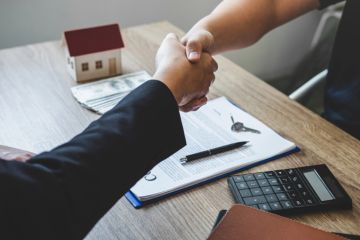 Property insurance agent in Riverview, FL closing a deal with a client